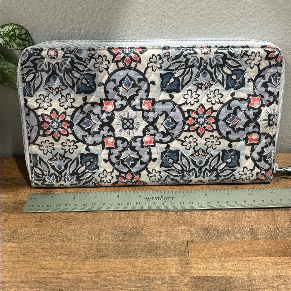 Vera Bradley “Personal Travel Organizer” in Lisbon Medallion ~ NWT’s - Picture 8 of 9